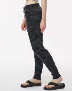 Independent Trading Co. PRM20PNT Women’s California Wave Wash Sweatpants – Black Camo Heather (on model side)