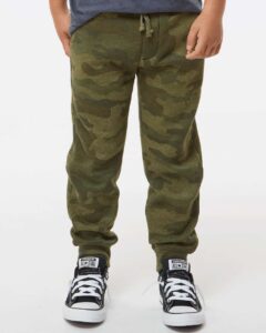 Independent Trading Co. PRM16PNT Youth Lightweight Special Blend Sweatpants – Forest Camo Heather (on model)