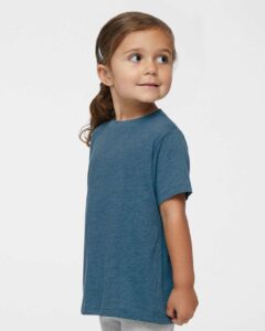 Rabbit Skins 3321 Toddler Fine Jersey Tee – Bermuda Blackout (on model side)