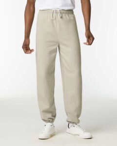 Gildan 18200 Unisex Heavy Blend™ Sweatpants – Sand (on model)