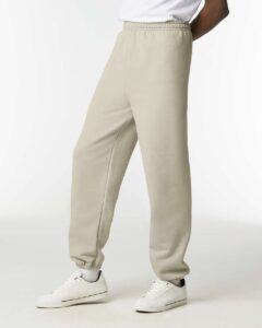 Gildan 18200 Unisex Heavy Blend™ Sweatpants – Sand (on model side)
