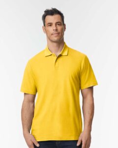 Gildan 64800 Unisex Softstyle® Pique Polo – Daisy (on model)