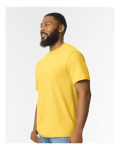 Gildan 65000 Unisex Softstyle® Midweight T-Shirt – Daisy (on model side)