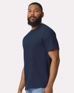 Gildan 65000 Unisex Softstyle® Midweight T-Shirt – Navy (on model side)