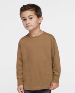 Rabbit Skins 3302 Toddler Fine Jersey Long Sleeve Tee – Coyote Brown (on model)