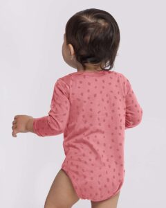 Rabbit Skins 4421 Infant Fine Jersey Long Sleeve Bodysuit – Mauvelous Spot (on model back)
