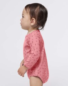 Rabbit Skins 4421 Infant Fine Jersey Long Sleeve Bodysuit – Mauvelous Spot (on model side)