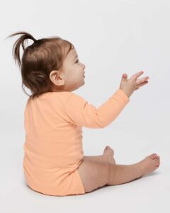 Rabbit Skins 4421 Infant Fine Jersey Long Sleeve Bodysuit – Peachy (on model back)