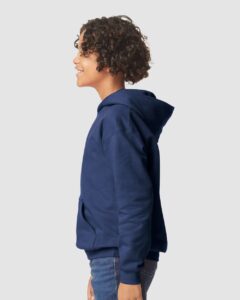 Gildan SF500B Youth Softstyle® Midweight Hooded Sweatshirt – Navy (on model side)