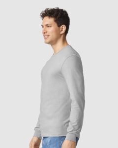 Gildan 64440CVC Unisex Softstyle® CVC Long Sleeve T-Shirt – Cement (on model side)