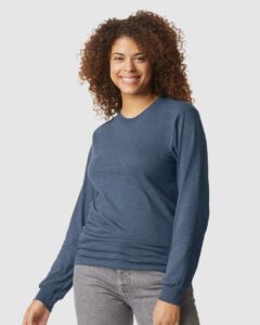 Gildan 64440CVC Unisex Softstyle® CVC Long Sleeve T-Shirt – Navy Mist (on model)