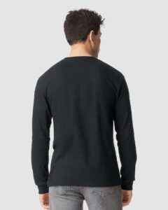Gildan 64440CVC Unisex Softstyle® CVC Long Sleeve T-Shirt – Pitch Black (on model back)