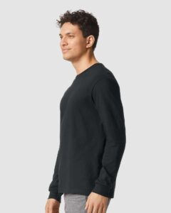 Gildan 64440CVC Unisex Softstyle® CVC Long Sleeve T-Shirt – Pitch Black (on model side)