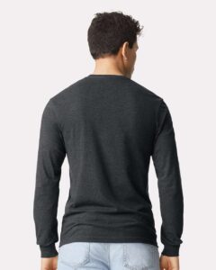 Gildan 64440CVC Unisex Softstyle® CVC Long Sleeve T-Shirt – Pitch Black Mist (on model back)
