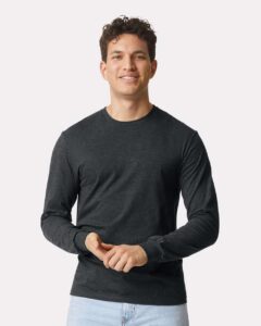Gildan 64440CVC Unisex Softstyle® CVC Long Sleeve T-Shirt – Pitch Black Mist (on model)