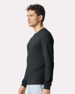 Gildan 64440CVC Unisex Softstyle® CVC Long Sleeve T-Shirt – Pitch Black Mist (on model side)