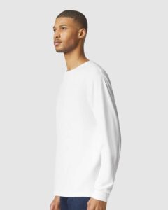 Gildan 64440CVC Unisex Softstyle® CVC Long Sleeve T-Shirt – White (on model side)