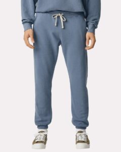 Comfort Colors 1469 Unisex Garment-Dyed Lightweight Sweatpants – Blue Jean (on model)