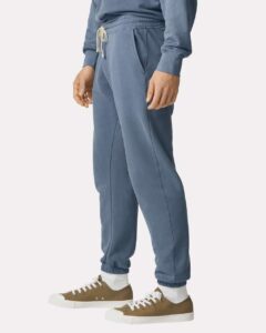 Comfort Colors 1469 Unisex Garment-Dyed Lightweight Sweatpants – Blue Jean (on model side)