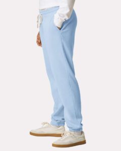 Comfort Colors 1469 Unisex Garment-Dyed Lightweight Sweatpants – Hydrangea (on model side)
