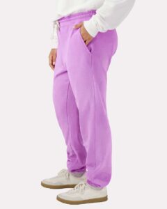 Comfort Colors 1469 Unisex Garment-Dyed Lightweight Sweatpants – Neon Violet (on model side)