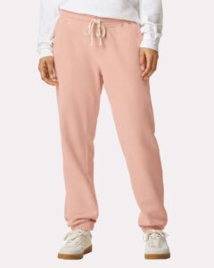 Comfort Colors 1469 Unisex Garment-Dyed Lightweight Sweatpants – Peachy (on model)