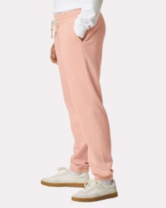 Comfort Colors 1469 Unisex Garment-Dyed Lightweight Sweatpants – Peachy (on model side)