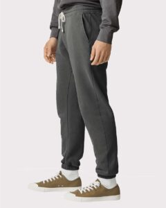 Comfort Colors 1469 Unisex Garment-Dyed Lightweight Sweatpants – Pepper (on model side)