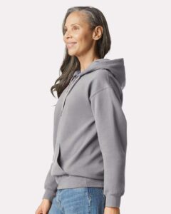 Gildan SF500 Unisex Softstyle® Midweight Hooded Sweatshirt – Cement (on model side)