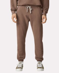 Comfort Colors 1469 Unisex Garment-Dyed Lightweight Sweatpants – Espresso (on model)