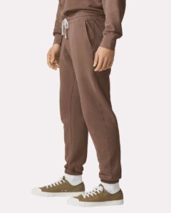 Comfort Colors 1469 Unisex Garment-Dyed Lightweight Sweatpants – Espresso (on model side)