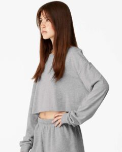 BELLA + CANVAS 6501 Women’s FWD Fashion Crop Long Sleeve Tee – Athletic Heather (on model side)