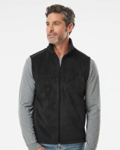 Columbia 212488 Men’s Steens Mountain™ Vest – Black (on model)