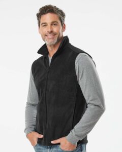 Columbia 212488 Men’s Steens Mountain™ Vest – Black (on model side)