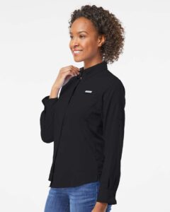 Columbia 212465 Women’s PFG Tamiami™ II Shirt – Black (on model side)