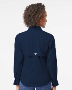 Columbia 212465 Women’s PFG Tamiami™ II Shirt – Collegiate Navy (on model back)