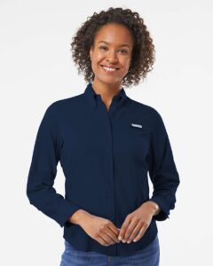 Columbia 212465 Women’s PFG Tamiami™ II Shirt – Collegiate Navy (on model)