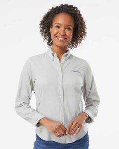 Columbia 212465 Women’s PFG Tamiami™ II Shirt – Cool Grey (on model)