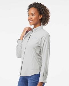 Columbia 212465 Women’s PFG Tamiami™ II Shirt – Cool Grey (on model side)
