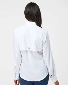 Columbia 212465 Women’s PFG Tamiami™ II Shirt – White (on model back)