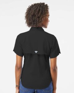 Columbia 212466 Women’s PFG Tamiami™ II Short Sleeve Shirt – Black (on model back)