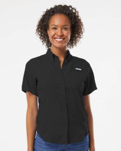 Columbia 212466 Women’s PFG Tamiami™ II Short Sleeve Shirt – Black (on model)