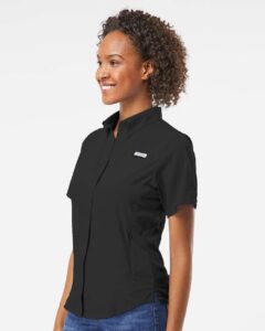 Columbia 212466 Women’s PFG Tamiami™ II Short Sleeve Shirt – Black (on model side)