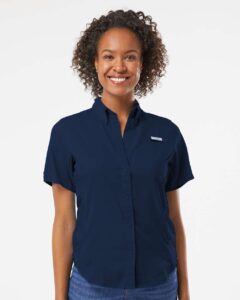 Columbia 212466 Women’s PFG Tamiami™ II Short Sleeve Shirt – Collegiate Navy (on model)