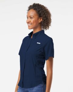 Columbia 212466 Women’s PFG Tamiami™ II Short Sleeve Shirt – Collegiate Navy (on model side)