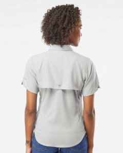 Columbia 212466 Women’s PFG Tamiami™ II Short Sleeve Shirt – Cool Grey (on model back)