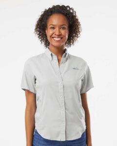 Columbia 212466 Women’s PFG Tamiami™ II Short Sleeve Shirt – Cool Grey (on model)