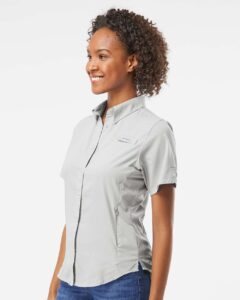 Columbia 212466 Women’s PFG Tamiami™ II Short Sleeve Shirt – Cool Grey (on model side)