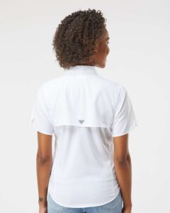 Columbia 212466 Women’s PFG Tamiami™ II Short Sleeve Shirt – White (on model back)