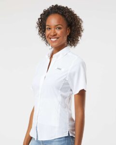 Columbia 212466 Women’s PFG Tamiami™ II Short Sleeve Shirt – White (on model side)